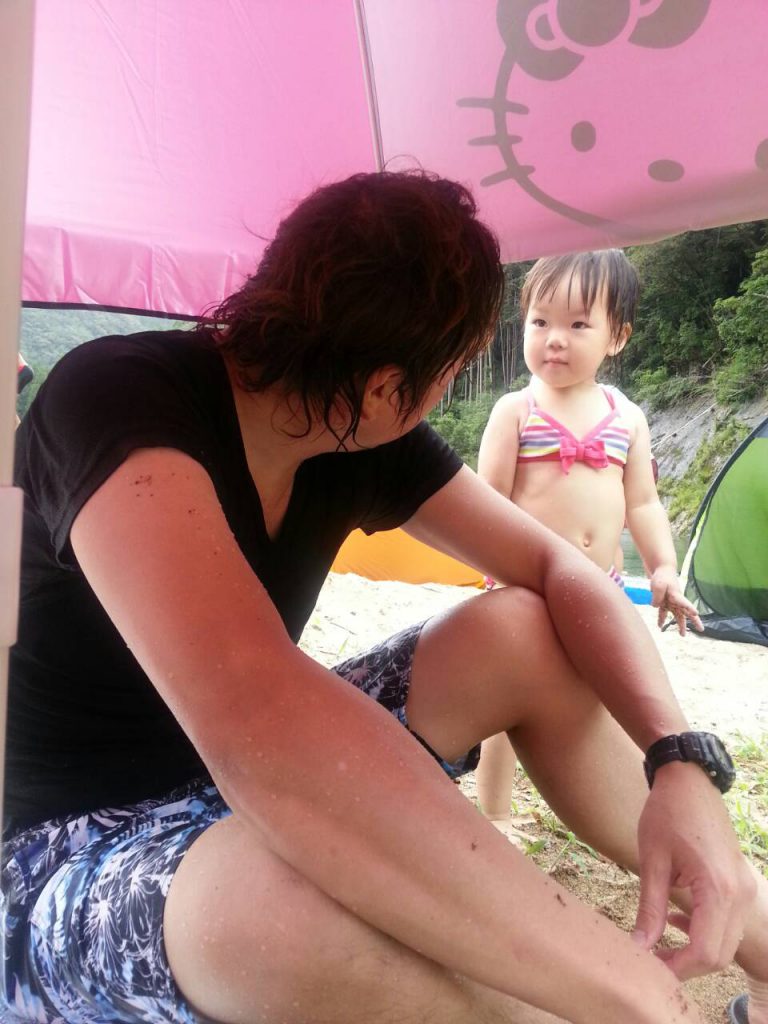 高田自然プールにて、娘、川初体験