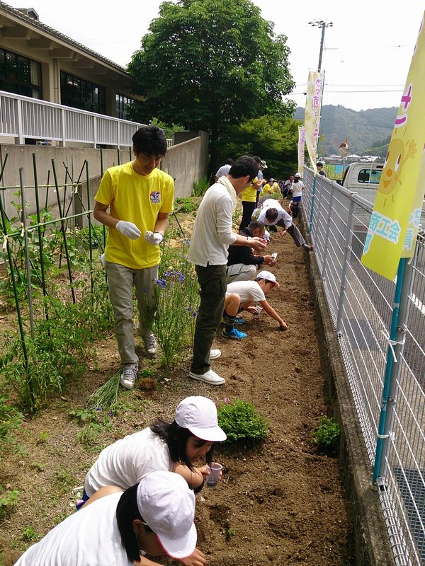 ひまわりの種をまいて笑顔を咲かせよう