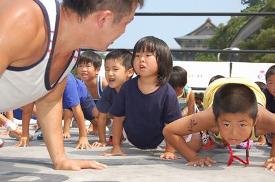 世界遺産でチビッ子プロレス教室